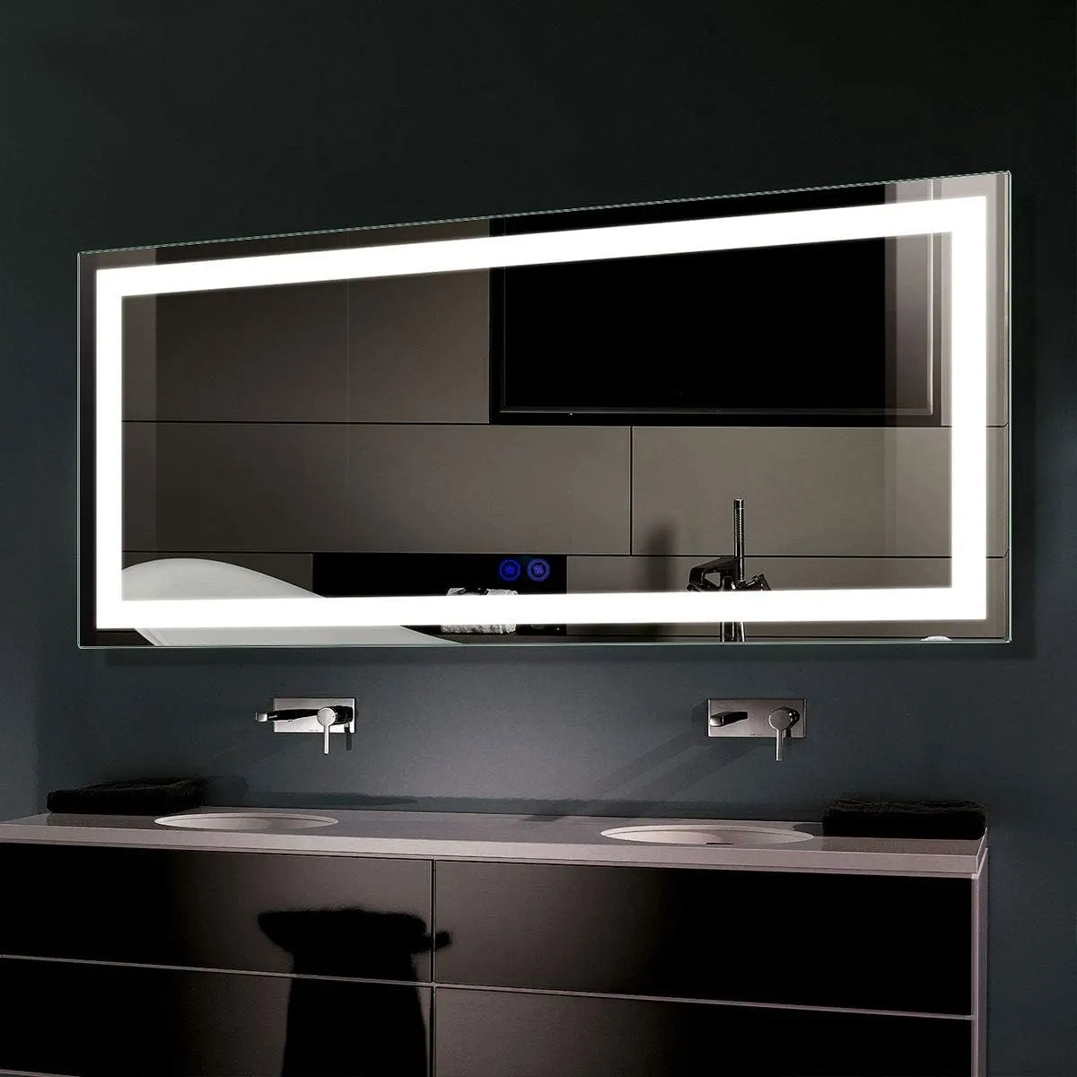 Cover Image for Sleek Mirror with Integrated Lighting